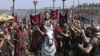Rome / "Рим"
Двата сезона на този невероятен сериал на HBO показват Рим през една от най-турбулентните му епохи - от началото на бунта на Цезар до края на войната между Октавиан Август и Марк Антоний. А големите събития в "Града на градовете" са представени през погледа на двама войници от армията на Гай Юлий Цезар, които по една или друга причина попадат винаги в центъра на събитията, макар и в сянката на големите исторически личности. Сериалът си има всичко от добрата стара рецепта на HBO - динамичен и интересен сюжет, добре развити герои, много интриги и доволно количество насилие, кървища и секс (все пак говорим за Древен Рим, без тези неща просто не може).