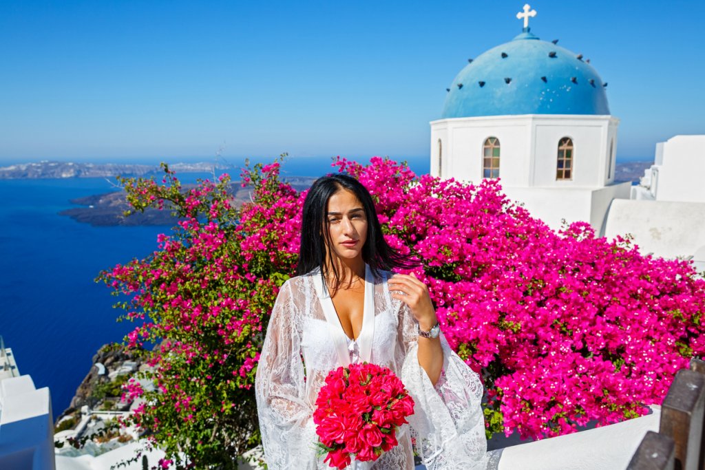 Влиянието на гръцките богини
Гръцкият стил на обличане върви ръка за ръка с представата за древногръцките богини, които и в древността, и сега имат характерен външен вид спрямо дрехите и аксесоарите. Санторини не излиза от тази рамка. За влезете в духа на тази мода, в гардероба ви трябва да се намират дълги до земята рокля с едно рамо и високи деколтетата. Препоръчително е горната част да е прилепнала към тялото, а кройката от кръста надолу да е свободна.