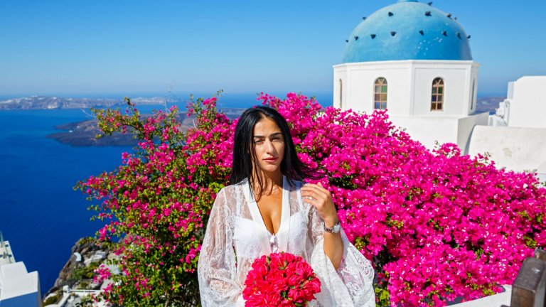 Влиянието на гръцките богини
Гръцкият стил на обличане върви ръка за ръка с представата за древногръцките богини, които и в древността, и сега имат характерен външен вид спрямо дрехите и аксесоарите. Санторини не излиза от тази рамка. За влезете в духа на тази мода, в гардероба ви трябва да се намират дълги до земята рокля с едно рамо и високи деколтетата. Препоръчително е горната част да е прилепнала към тялото, а кройката от кръста надолу да е свободна.