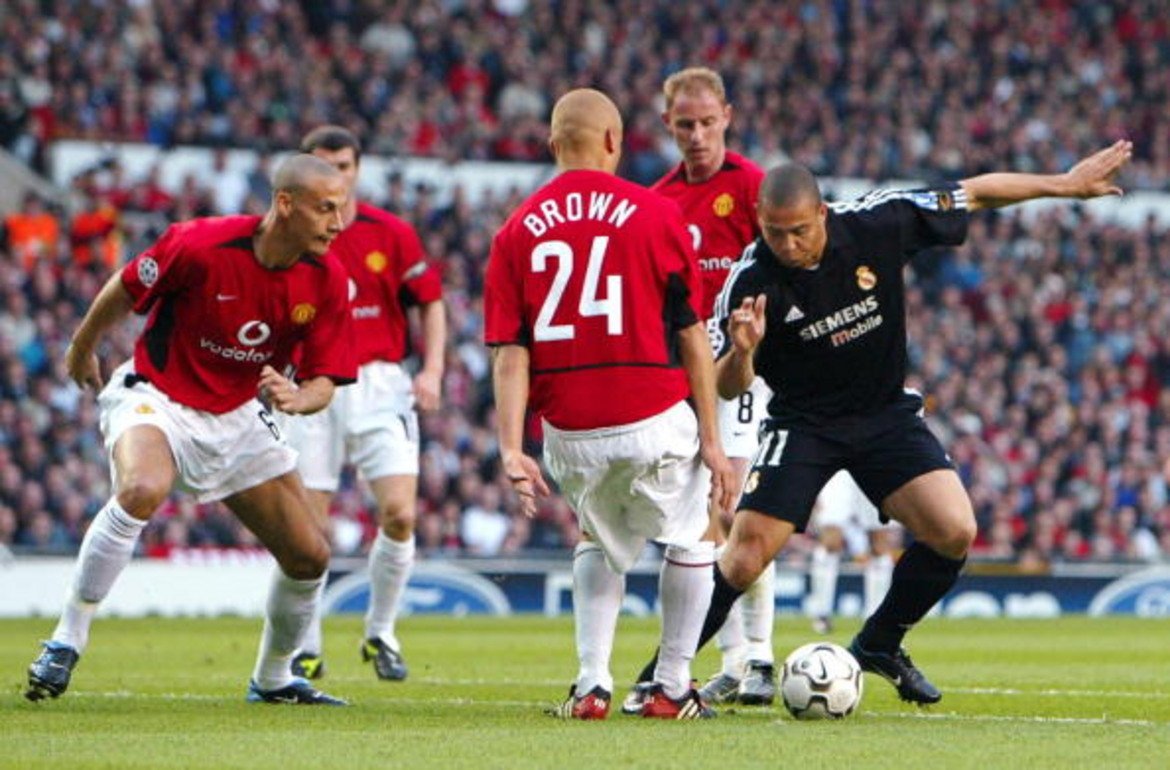 2002/03, четвртфинали в Шампионската лига
Реал Мадрид – Манчестър Юнайтед 3:1
Манчестър Юнайтед – Реал Мадрид 4:3
Рядка гледка е футболисти да бъдат изпращани на крака при гостувания, но точно такъв бе случаят през 2003 г., когато „Олд Трафорд“ отдаде дължимото на Роналдо. Юнайтед загуби първия мач, а Феномена вкара хеттрик в реванша и въпреки победата, „червените дяволи“ отново трябваше да преклонят глава.