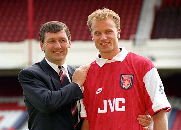 През 1995-а Арсенал плати 7.5 млн. за холандеца Денис Бергкамп. Той прекара 11 години в клуба и спечели 3 шампионски титли с "артилеристите" и четири трофея от турнира ФА къп.
