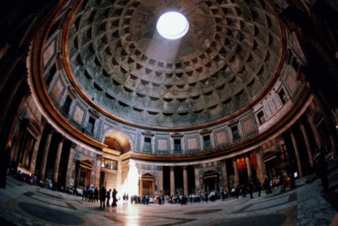 Пантеон - Независимо от сезона или от времето, винаги може да намерите добро извинение, за да се шмугнете в Пантеона в Рим. Най-малкото е безплатно. Освен това въпреки, че има огромна дупка на покрива, през която се процежда светлина, там винаги е прохладно през лятото и сухо, когато отвън вали. Това е един от най-известните римски паметници. Храмът е посветен на всички богове, оттам идва името - Пантеон, построен е от император Адриан между 118 и 125 година сл. Христа. След това е превърнат в църква.