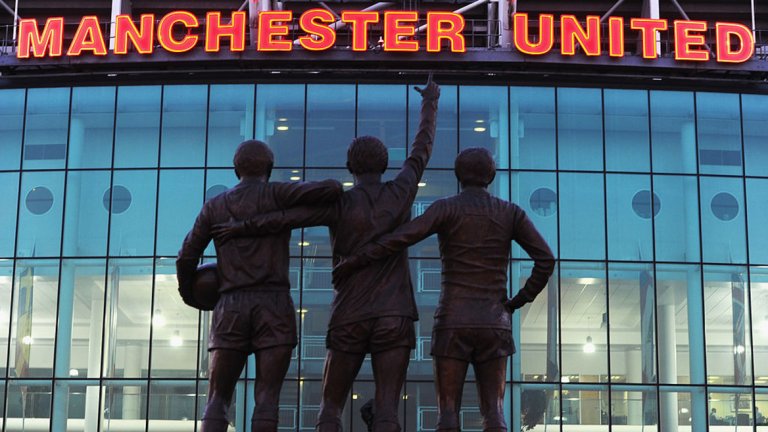 Джордж Бест, Денис Лоу, сър Боби Чарлтън
Светата троица на Юнайтед ви посреща на "Олд Трафорд", а хората, които виждат за първи път статуята, дълго седят пред нея. 
