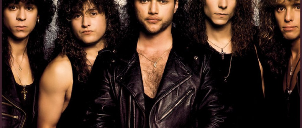 Queensryche срещу Джеф Тейт
Queensryche беше група, която създаваше усещане, че е едно семейство и това направи развода с дългогодишния певец Джеф Тейт толкова болезнен.
Всеки от оригиналните членове на бандата притежаваше еднаква част от правата над името и затова Тейт и останалите влязоха в сложна съдебна битка за това кой ще запази ексклузивните права да свири под названието Queensryche.
За да се стигне до уволнението на Тейт от групата, музикантите бяха преминали през кризисни събития. Вокалистът заплашил останалите с нож преди концерт в Бразилия, а на друга изява на фестивал казал на микрофона пред публиката, че колегите му са скапаняци. При една от последните конфронтации Тейт нападнал с удари барабаниста Скот Рокенфийлд и китариста Майкъл Уилтън.
През 2014 г. групата успя да стигне до споразумение и да запази правата върху името си, а сега вокал на Queensryche е Тод Ла Торе.