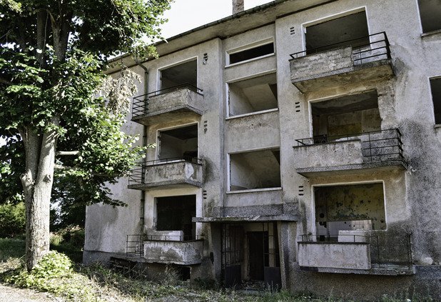 В тези зловещи постройки някога са живели семействата на военните.