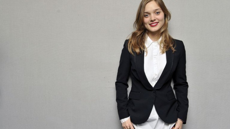 Бела е на 12, когато губи майка си. Това е нещото, което всъщност я тласка към курсовете по актьорско майсторство, в които намира начин да се справи с тъгата. Баща ѝ се надява тя да го последва в адвокатския бранш и дори ѝ намира работа във фирмата си, докато в същото време Бела участва в сериала "Съседи" (Neighbours) в родната си Австралия. Актьорството обаче постепенно се превръща в нещо повече от хоби, а шансовете и тя да стане юрист постепенно изчезват.