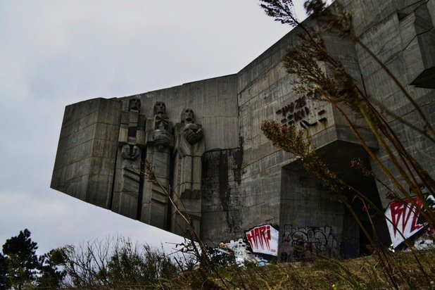Бурени и графити са днешната украса на тъжния бетонен паметник на някогашната българо-съветска дружба.