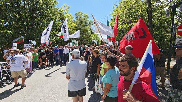 Протестът на "Възраждане" пред ВМЗ Сопот в снимки