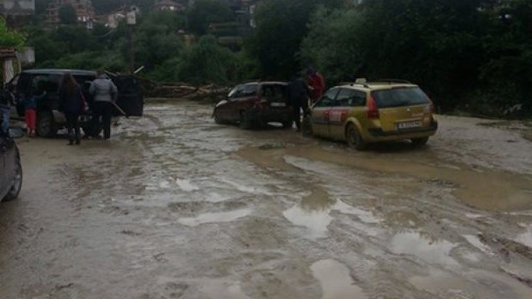 "Пред нас се събираше от 2-3 места вода. Коли, животни, хора... Едно от децата беше успяло да се качи на една кола, изтеглиха го в къщата срещу нас, където в крайна сметка успяха да го спасят", разказа пред "Сега" очевидка от "Аспарухово".