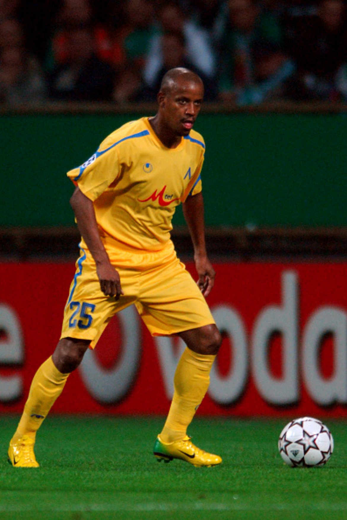 Ляв бек: Лусио Вагнер
Бразилската перла в селекцията на „сините“ от онова време остава един от най-класните чуждестранни футболисти, играли в родния елит. Има и 10 мача за националния отбор. На 23 август 2006-а си изкара втори жълт картон в продължението срещу Киево, когато всичко вече бе решено, и в резултат изпусна дебюта на тима в групите. През 2010-а реши да прекрати кариерата си в Левски, където прекара последните 9 години от нея. След това се върна в родната Бразилия, където основа собствен клуб с името на Апостола. И днес Лусио Вагнер прекарва пенсията си по бразилските плажове, но Левски винаги остава в сърцето му. С екипа на „сините“ Вагнер изигра 22 мача за Купата на УЕФА и отбеляза 2 гола, а впоследствие бе и твърд титуляр в Шампионската лига.