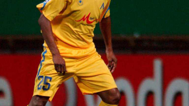 Ляв бек: Лусио Вагнер
Бразилската перла в селекцията на „сините“ от онова време остава един от най-класните чуждестранни футболисти, играли в родния елит. Има и 10 мача за националния отбор. На 23 август 2006-а си изкара втори жълт картон в продължението срещу Киево, когато всичко вече бе решено, и в резултат изпусна дебюта на тима в групите. През 2010-а реши да прекрати кариерата си в Левски, където прекара последните 9 години от нея. След това се върна в родната Бразилия, където основа собствен клуб с името на Апостола. И днес Лусио Вагнер прекарва пенсията си по бразилските плажове, но Левски винаги остава в сърцето му. С екипа на „сините“ Вагнер изигра 22 мача за Купата на УЕФА и отбеляза 2 гола, а впоследствие бе и твърд титуляр в Шампионската лига.