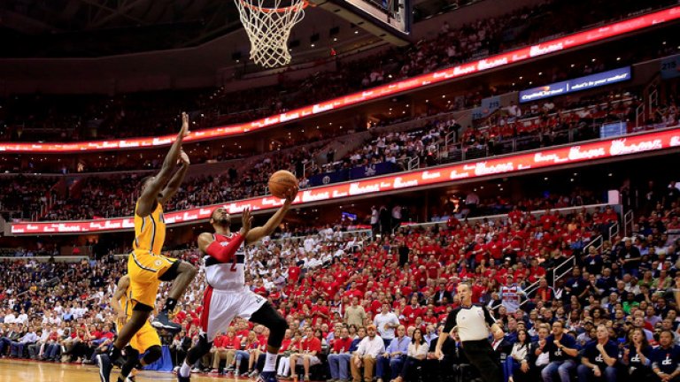 Джон Уол се стрелва под коша с топката, а поредният съперник е закъснял.