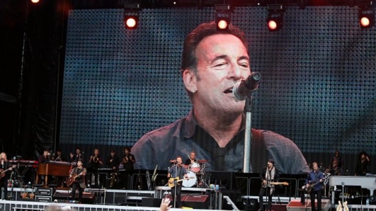 8. Bruce Spingsteen – Wrecking Ball World Tour – $355,600,000
Американският трубадур очевидно се радва на огромен успех по цял свят. Турнето от 2012-2013 г., което по чиста случайност носи името на песен на Майли Сайръс, донесе на могъщия Спрингстийн над 300 млн. долара.