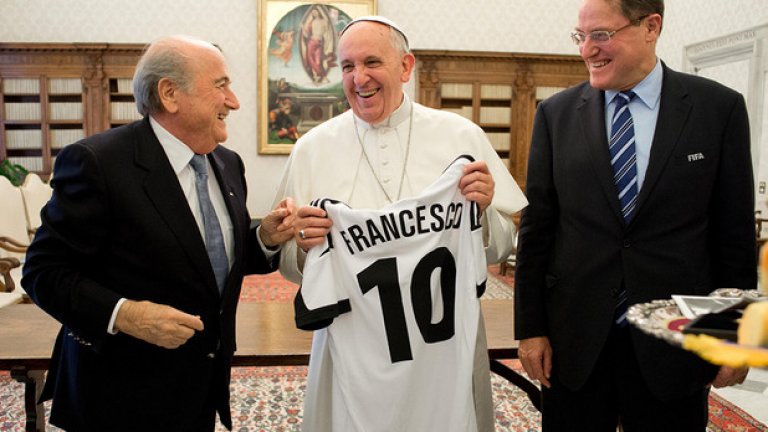 Блатер винаги е смятал, че футболът е богоугодно дело. А папа Франциск е по-близо до играта от всеки от предшествениците му.