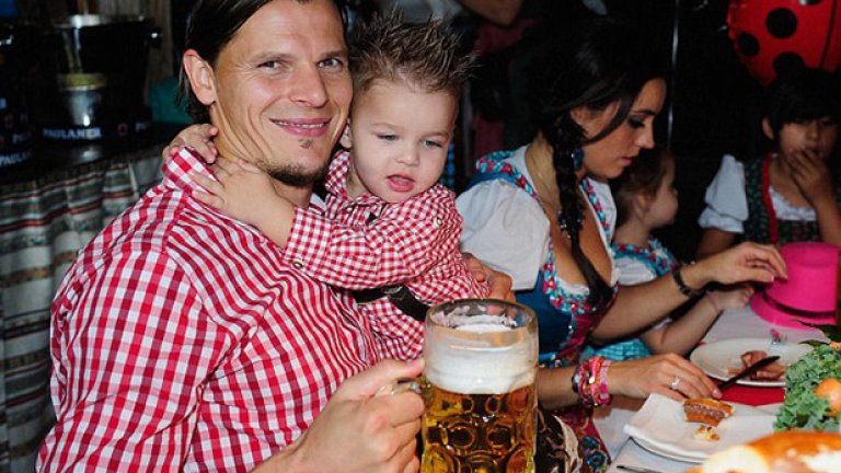 Аууу, от колко голяма чаша пие тате...