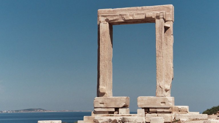 Остров Наксос
Ако тихата и спокойна ваканция не ви привлича, остров Наксос е подходящото място за вас. Той съчетава екзотика, аристократизъм и невероятни плажове. Островът привлича много световни знаменитости като диджеят Давид Гета и Ким Бейсинджър, а през 2015-а година Антъни Бурдейн го включва в свое предаване, посветено на по-малко познати кулинарни дестинации в Европа.
Главният град се казва Наксос и се намира в северозападната част на острова. Мраморната порта на града датира от 552-а година пр. Хр. Тя е била предназначена за вход на храм, посветен на бог Аполон, но така и не е завършена.
Град Наксос е разделен на стара и нова част като в старата можете да видите домовете на някогашната венецианска аристокрация, средновековната порта на крепостта Кастро и останките от външните крепостни стени на града, които са от XIII век. Кварталът е пълен с магазини за сувенири и ретро ресторанти и кафенета.