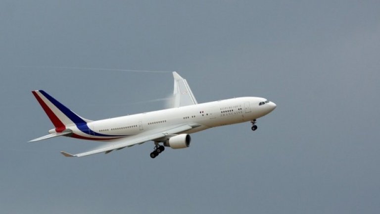 Airbus A330-200, Франция
След терористичните атаки в Париж, френският президент Франсоа Оланд трябва да бъде абсолютно защитен по време на полет. Самолетът, в който той се вози - Airbus A330-200 - е на цена 240 млн. долара. Този модел е предназначен както за дълги, така и за къси полети. На борда му могат да се качат 247 души, което го прави много удобен за срещи на лидерите във въздуха – където, както се оказва, напоследък може и да е по-сигурно. Като президентски самолет, разбира се, той върви със сериозни екстри, от които LED-осветлението, модерния интериор и плюшените седалки са само най-подразбиращата се част…