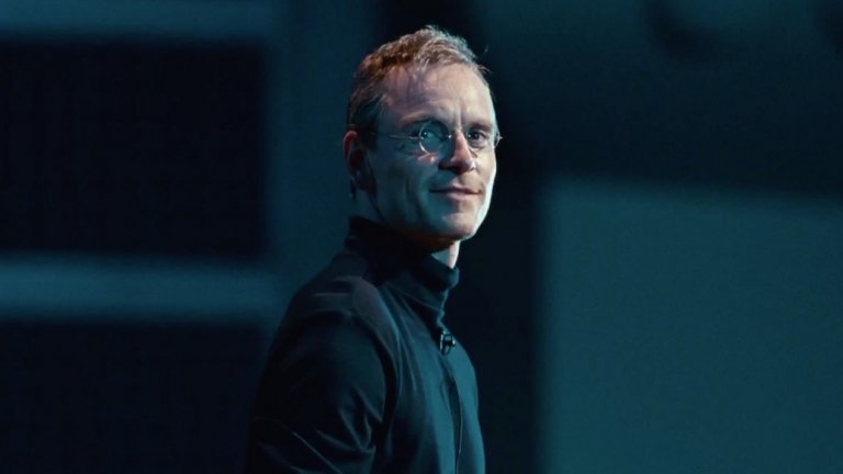 Steve Jobs / "Стив Джобс"
Има специфична енергия, която движи този филм и го кара да привлича зрителите. До голяма степен отговорен за нея е именно Фасбендер. Той ни представя Стив Джобс едновременно като гениалния визионер, но също така и като маниак на тема контрол, с когото не можеш да се разбереш. Актьорът така и не позволява да започнем да глорифицираме Стив Джобс, представяйки ни го изключително живо и детайлно. Не случайно за тази си роля той беше номиниран и за "Оскар".