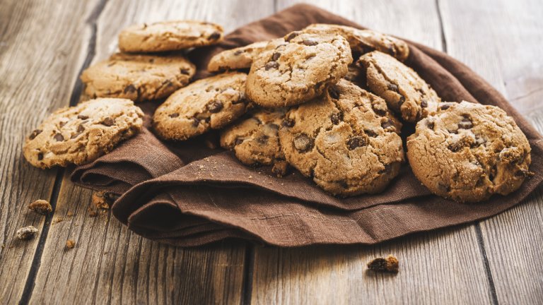 Бисквити с шоколадови парченцаИма ги и готови в кутии, но домашни са наистина неустоими. За бисквитите с шоколад смесваме 125 грама меко масло със 180 грама захар и разбиваме до пухкава смес. После прибавяме едно яйце и пакетче ванилия и отново бъркаме. Накрая слагаме и 220 грама брашно, пакетче бакпулвер и щипка сол и бием до еднородна смес. 
В нея изсипваме и 200 грама шоколадови парченца – готови или наситнен шоколад – и внимателно смесваме с шпатула. С лъжица оформяме сравнително равномерни кръгли бисквити и ги подреждаме в тава върху хартия за печене. Печем в предварително загрята на 170 градуса фурна до златисто. Охлаждаме и похапваме бисквитите.