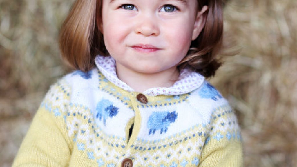 Принцеса Шарлот заснета от майка си точно ден преди втория си рожден ден.