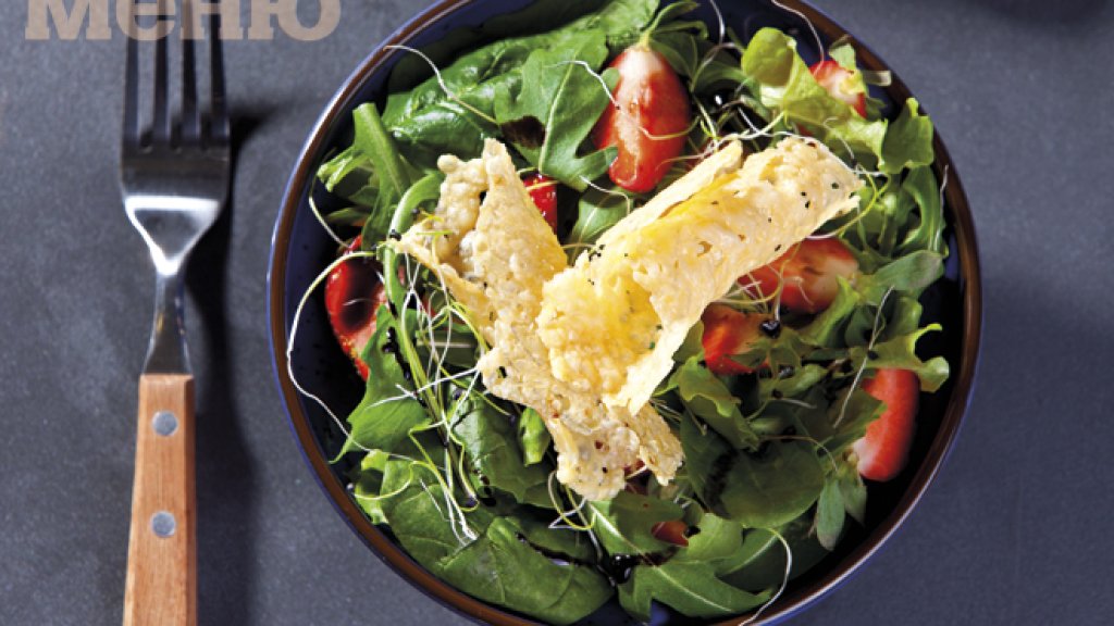 Zelena salata s jagodi i parmidjano_660x430
