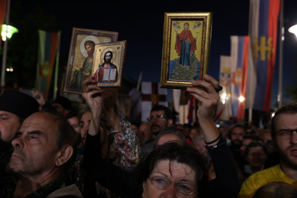 Рокери, свещеници с икони и русофили на протест срещу EuroPride в Белград (Снимки)