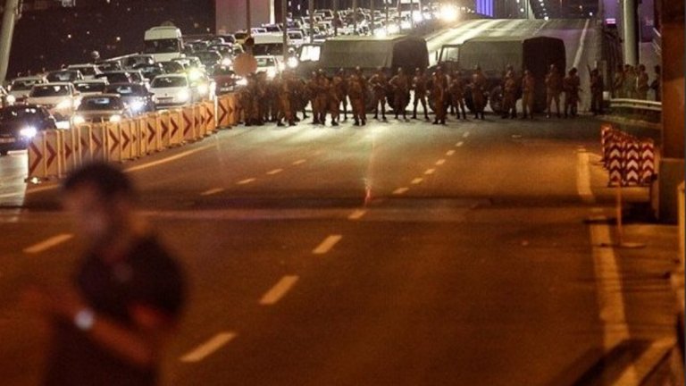 Опит за военен преврат е извършен в Турция. Според армията превратът е успешен, според премиера Бинали Йълдъръм е само опит. Премиерът Ердоган се закани, че превратът няма да успее, но самият той не е в столицата.