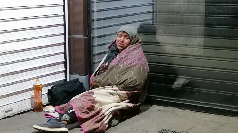 Новият тренд онлайн: деца "канят" бездомници у дома