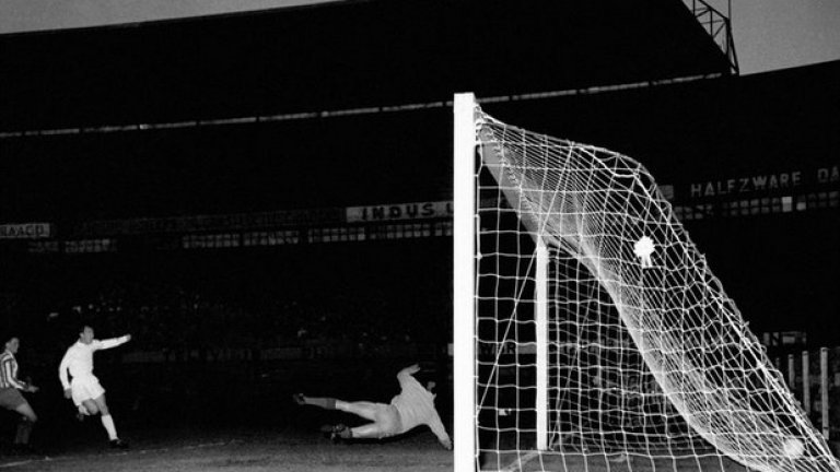Тотнъм, 1963 г.
Един от великите финали на английски отбори, помнен и до днес. Тотнъм разбива Атлетико с 5:1 в Ротердам, а Джими Грийвс (на снимката) нанизва два гола. На стадион "Де Кайп" се играят общо 6 финала в турнира, като 3 пъти печелят англичани - Евертън и Юнайтед повтарят успеха на Тотнъм.