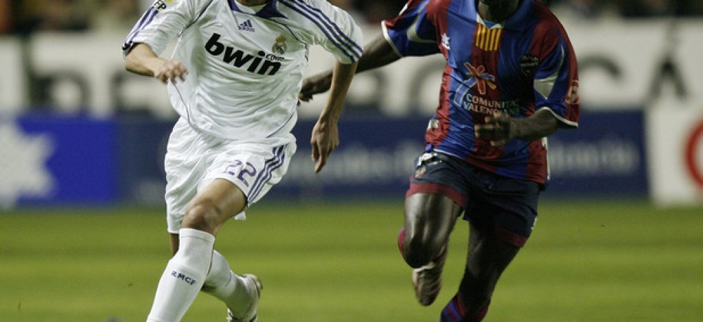 Лявк бек: Мигел Торес (Реал Мадрид) 
Дори и сега, в Малага, не успява да си осигури титулярно място във всеки мач. Изигра 70 двубоя за Реал между 2006 и 2009 г., включително и две дербита срещу Барса.
