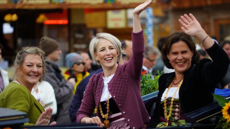 Първият ден на Октоберфест: Тълпи, бира и дъжд (снимки)