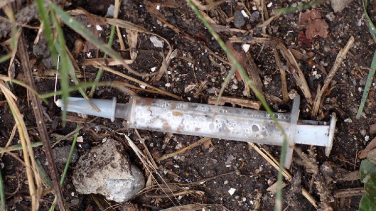 Не е добре, ако се убодеш на изхвърлена на земята спринцовка