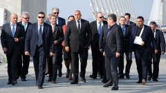 За откриването на Дунав мост 2 премиерът Бойко Борисов поведе почти цялото правителство, дори и транспортният министър Ивайло Московски с гипсираната му след катастрофа ръка