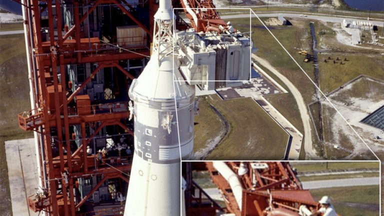 11 юли. Техник работи върху бялата стая, през която космонавтите ще влязат в космическия кораб