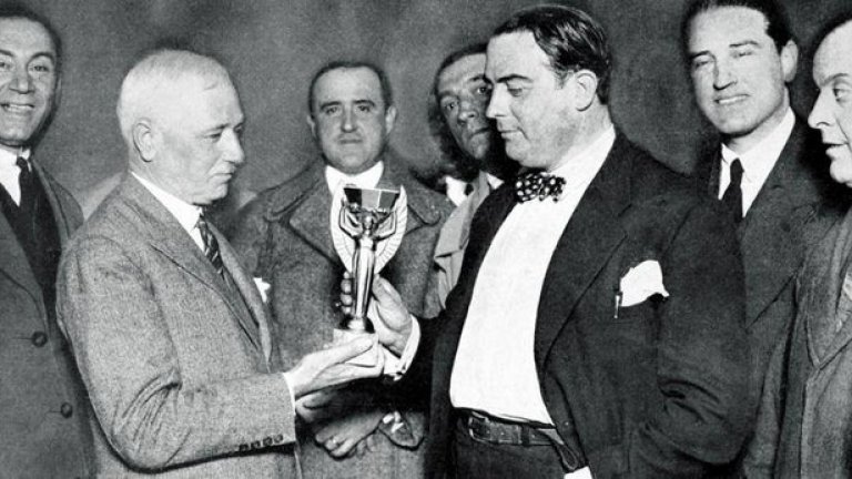 5. Пирати извън закона
Разбира се, ФИФА и футболната федерация на Колумбия няма как да останат със скръстени ръце, след като един частен шампионат извън тяхната юрисдикция обира някои от най-големите световни звезди. Чашата прелива, когато босовете на Dimayor решават да спрат от участие чужденците в националните им отбори. Аргументът е, че техни работодатели на футболните клубове от лигата. Затова първоначално Dimayor е изключена от всички видове футболни структури, а на конгреса в Лима през есента на 1951 г. ФИФА и южноамериканската конфедерация КОНМЕБОЛ официално обявяват война на Dimayor, чиято дейност е определена като пиратска. Федерациите на Уругвай, Аржентина, Бразилия и Перу подписват така наречения „Пакт от Лима”. Той задължава колумбийските предприемачи да върнат всички отмъкнати футболисти на предишните им отбори до 25 октомври 1954 г. По време на този тригодишен срок, който все пак е някакъв компромис, клубовете от Dimayor могат само да ползват въпросните футболисти, но не и да ги продават без съгласието на бившите им собственици от чужбина. Цяла Южна Америка, подкрепяна от ФИФА и могъщия й президент Жюл Риме, се изправя срещу Dimayor.