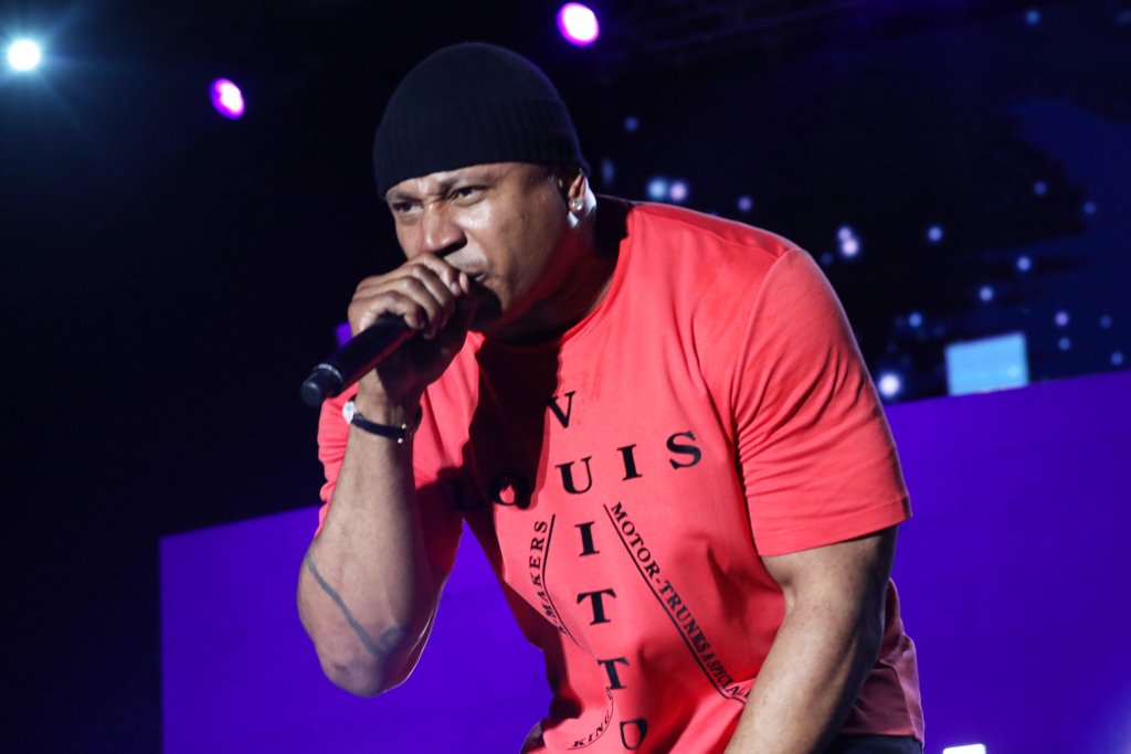 LL Cool J 
Рапарът бута и после удря Джейми Фокс на сета на \"Всяка една неделя\". Фокс се опитва да говори с него, но това не проработва и двамата се сбиват. 