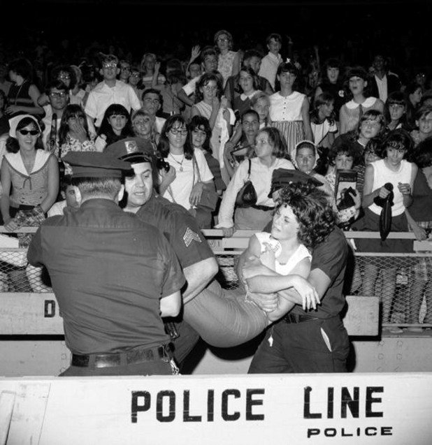 2000 полицаи са изпратени на стадиона, за да удържат феновете на Джон Ленън, Пол Маккартни, Джордж Харисън и Ринго Стар.

