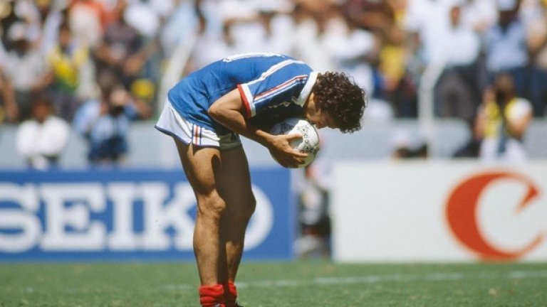 1986 г. Четвъртфинал Франция - Бразилия (3:1 с дузпи).
Ако не сте гледали този мач, потърсете го и го гледайте на запис. Мишел Платини целува топката преди своята дузпа, която изпусна... В мача от 11 метра не успя и друг велик, който никога не прощаваше на вратарите от дузпи - Зико. Двубоят на "Халиско" в Гуадалхара остава един от най-епичните в историята на Мондиали.