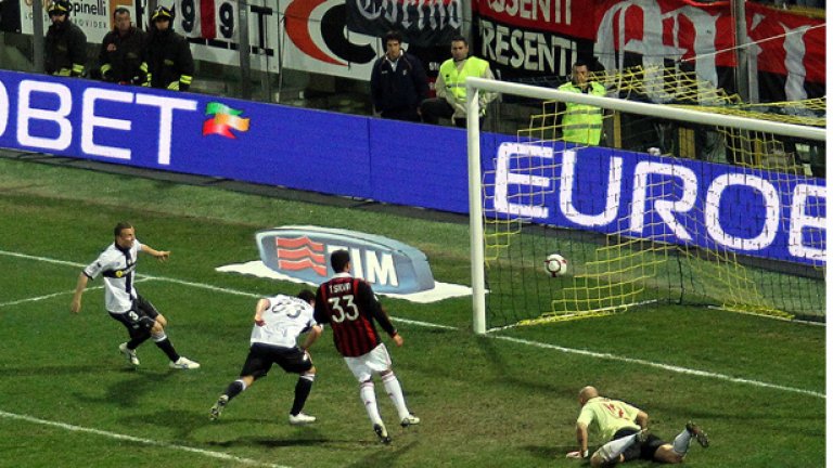Валери Божинов реализира седмия си гол за сезона срещу Милан