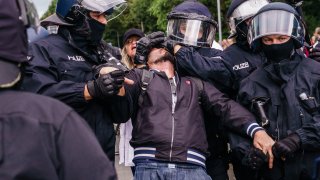 Демонстрантите нарушиха забраната за масови събирания, което провокира силов отговор на полицията