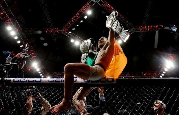 Историческо от UFC! Конър Макгрегър обеща, че ще пише история и точно това направи по време на UFC 205 в легендарната зала "Медисън Скуеър Гардън" в Ню Йорк. 
Ирландецът се справи с Еди Алварес и стана първият световен шампион, който държи коланите в две различни категории.