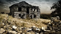В Модрен отдавна не живее никой. Разкривените каменни къщи се белеят, сякаш са изсъхнали черепи, а призрачният мрак на стаите им наднична през прозорците като през очни кухини
