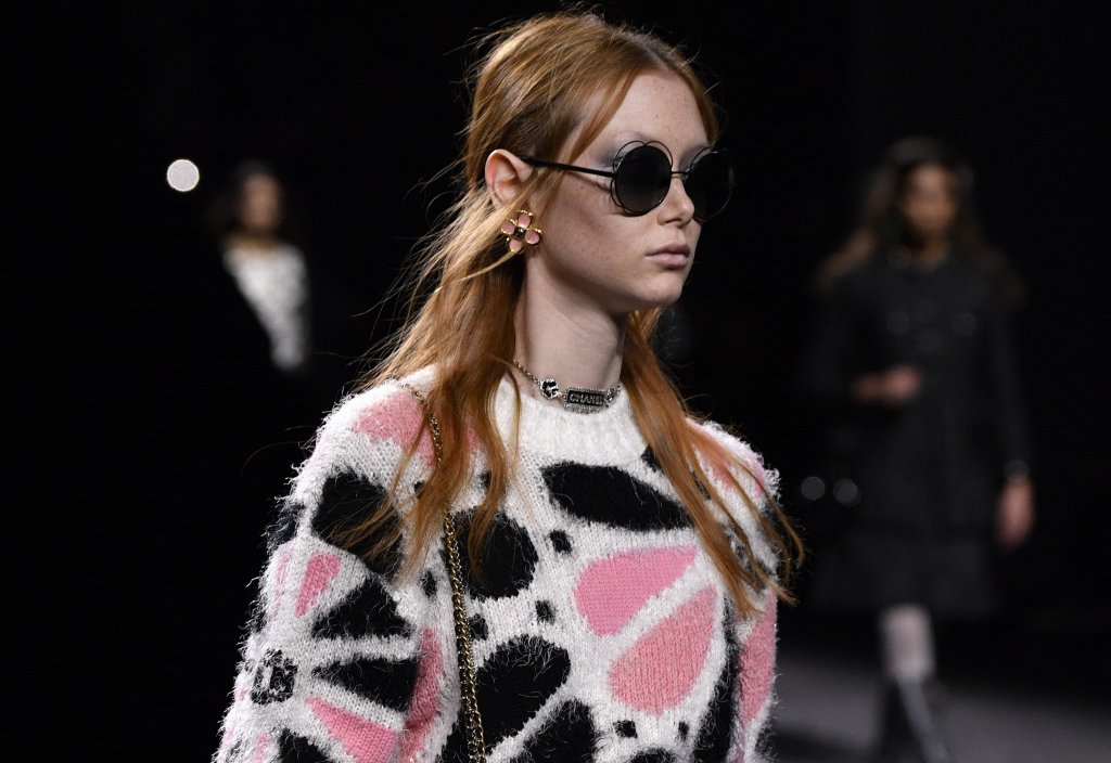 Луксозният комфорт
Кашмирът, вълната, мохерът (меката прежда) ударно навлизат сред дрехите с падането на температурите навън. Те спадат към групата на неизлизащите от мода материи, които свидетелстват за чувство за стил и нюх към високото качество. Освен това носенето на кашмир и вълна се вписва перфектно с тенденцията за луксозен комфорт, който пренася първокласния текстил с
при ежедневните одежди.