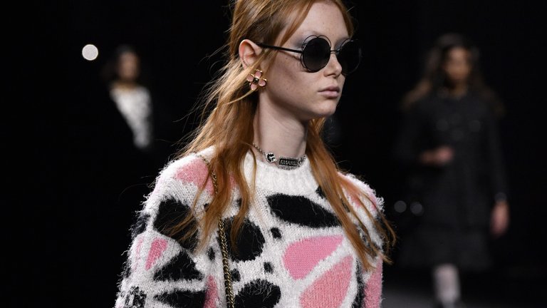 Луксозният комфорт
Кашмирът, вълната, мохерът (меката прежда) ударно навлизат сред дрехите с падането на температурите навън. Те спадат към групата на неизлизащите от мода материи, които свидетелстват за чувство за стил и нюх към високото качество. Освен това носенето на кашмир и вълна се вписва перфектно с тенденцията за луксозен комфорт, който пренася първокласния текстил с
при ежедневните одежди.