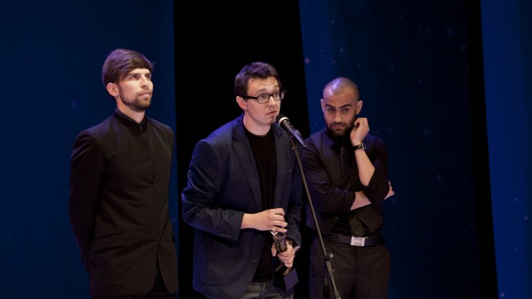 Боян Крачолов, Димитър Крумов и Иван Николов си поделиха наградата "Изгряваща звезда" за режисурата и ролите в "Това не е Хамлет"