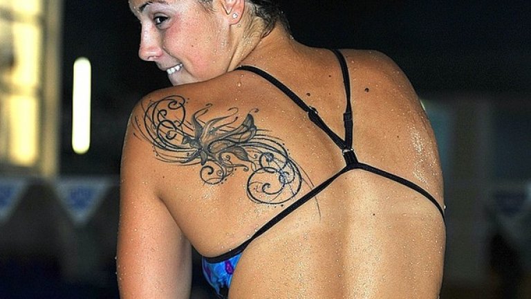 Екатерина Аврамова. Една от най-талантливите ни плувкини прие да се състезава за Турция през 2014 г. и обяви, че решението й е чист бизнес. От години тя живее, учи и тренира в Лондон. Тя стартира за България на предишната олимпиада, а сега се цели в Рио 2016. За целта трябва да покрие минимум норматив Б, макар че според новия регламент на международната федерация дори това не й гарантира квота.