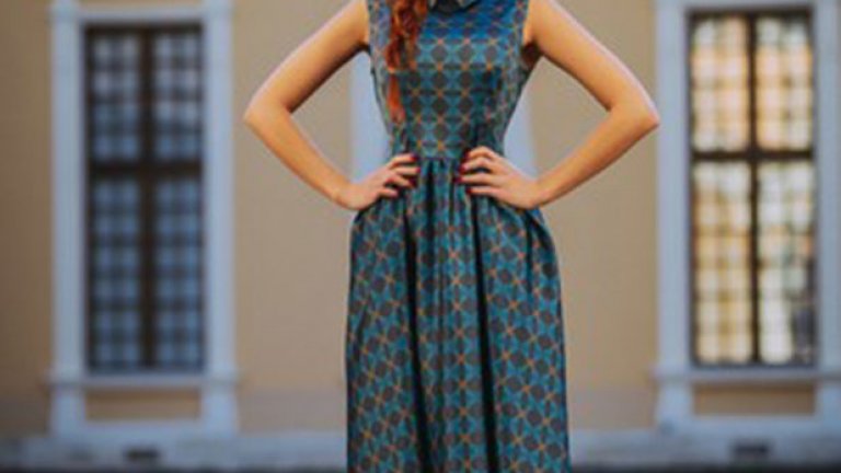 Прилича малко на ученическа униформа, но какво от това