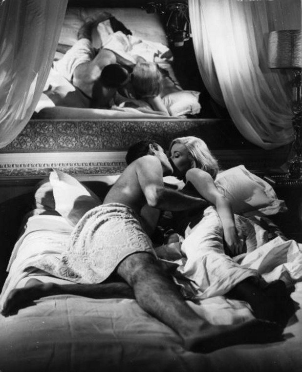 В "От Русия с любов"(1963-та) Джеймс Бонд (Шон Конъри) се търкаля в леглото с актрисата Даниела Бианчи
