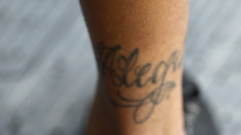Задната част на крака – „дързост и щастие“. 
По една дума в задната част на всеки крак. „Това е татуировката, която ме описва най-добре“, казва Неймар.