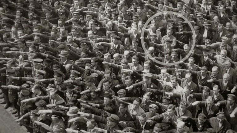 Немският работник Август Ланмесер, който е женен за еврейка, е единственият сред стотици хора, който отказва да приветства Хитлер, Хамбург, 1936 година